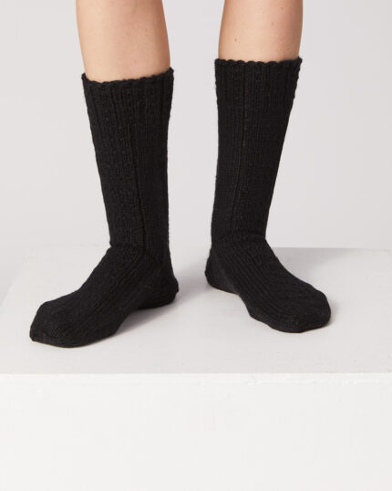 crne ručno pletene vunene čarape - ručno pleteni proizvodi od vune - wool art