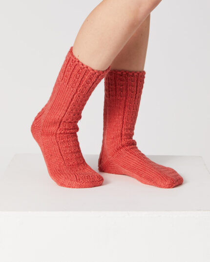 crvene ručno pletene vunene čarape - ručno pleteni proizvodi od vune - wool art