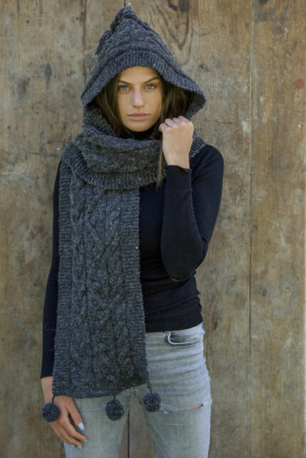 tamno sivi pleteni vuneni šal sa kapom sa kićankama - ručno pleteni proizvodi od vune - wool art