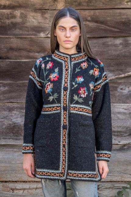crna ručno pletena ženska vunena jakna sa cvetnim vezom - ručno pleteni proizvodi od vune - wool art