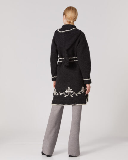 crna ručno pletena ženska vunena jakna sa cvetnim vezom sa kapuljačom - ručno pleteni proizvodi od vune - wool art