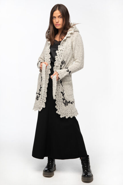 bela ručno pletena ženska vunena jakna sa kapuljačom, čipkom i cvetnim vezom- ručno pleteni proizvodi od vune - wool art