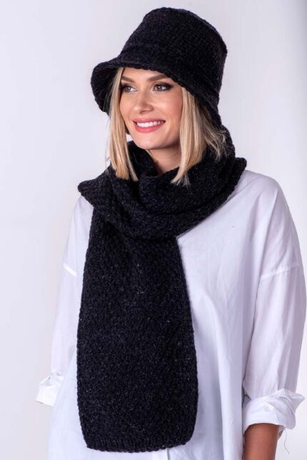 crni ručno pleteni vuneni šal i šešir komplet set - ručno pleteni proizvodi od vune - wool art
