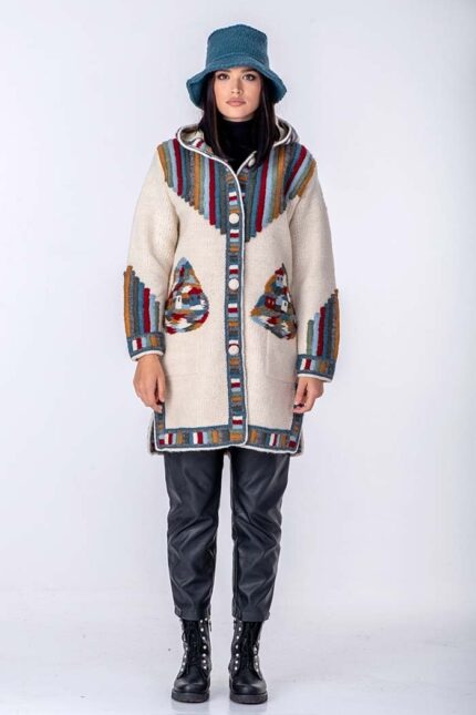 bela ručno pletena ženska vunena jakna sa kapuljačom i motivima sela - ručno pleteni proizvodi od vune - wool art