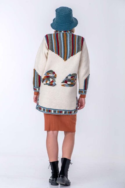 bela ručno pletena ženska vunena jakna sa ruskom kragnom i motivima sela - ručno pleteni proizvodi od vune - wool art