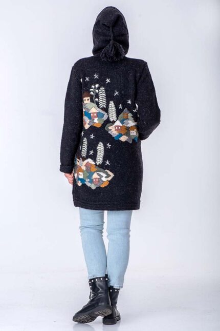 teget ručno pletena ženska vunena jakna sa kapuljačom i motivima sela - ručno pleteni proizvodi od vune - wool art