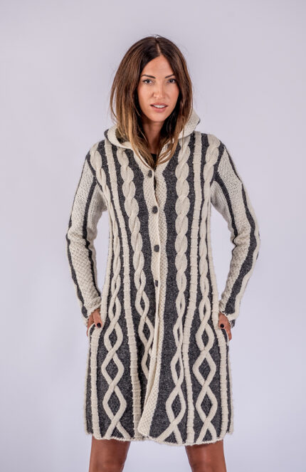 sivo bela ručno pletena ženska vunena jakna sa kapuljačom - ručno pleteni proizvodi od vune - wool art