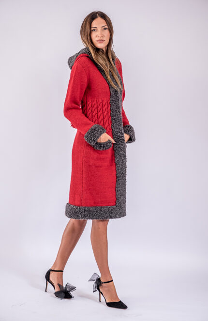 crveni-sivi dugački ručno pleteni ženski vuneni kaput sa kapuljačom - ručno pleteni proizvodi od vune - wool art