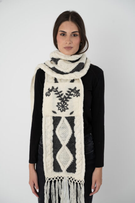 dvobojni sivo beli pleteni vuneni šal sa šarom - ručno pleteni proizvodi od vune - wool art