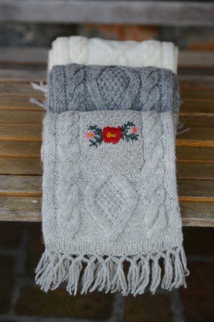 sivi pleteni vuneni šal sa cvetnim vezom - ručno pleteni proizvodi od vune - wool art