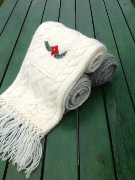 beli pleteni vuneni šal sa cvetnim vezom - ručno pleteni proizvodi od vune - wool art