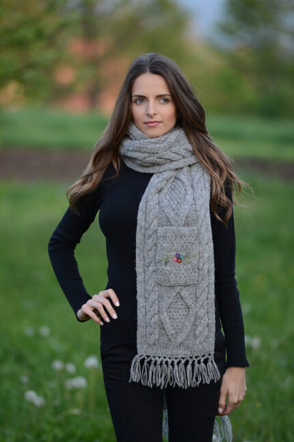 sivi pleteni vuneni šal sa cvetnim vezom - ručno pleteni proizvodi od vune - wool art