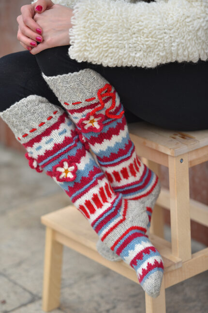 sive šarene ručno pletene vunene čarape - ručno pleteni proizvodi od vune - wool art